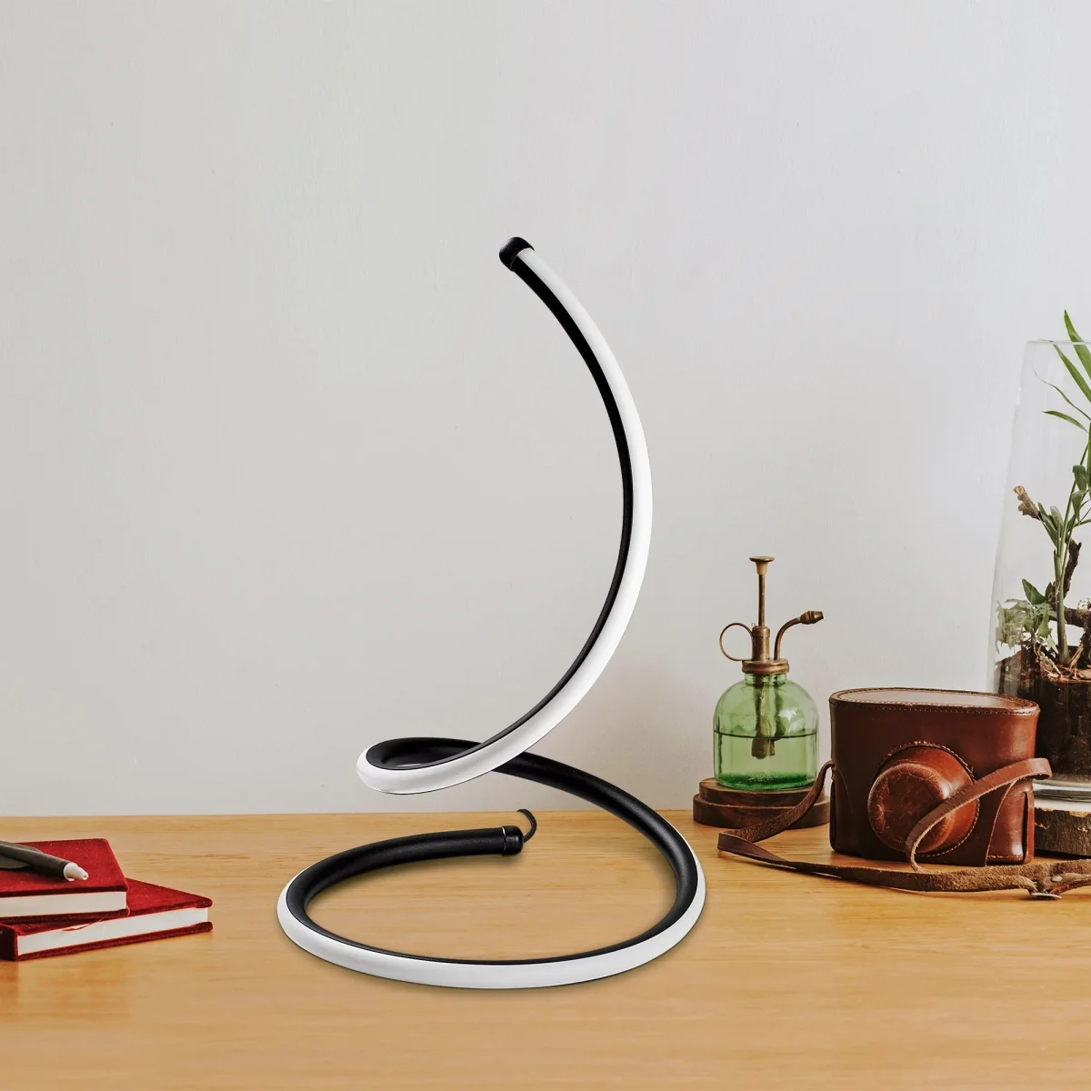 Lampe de table noire en métal Nightstrike – Image 6
