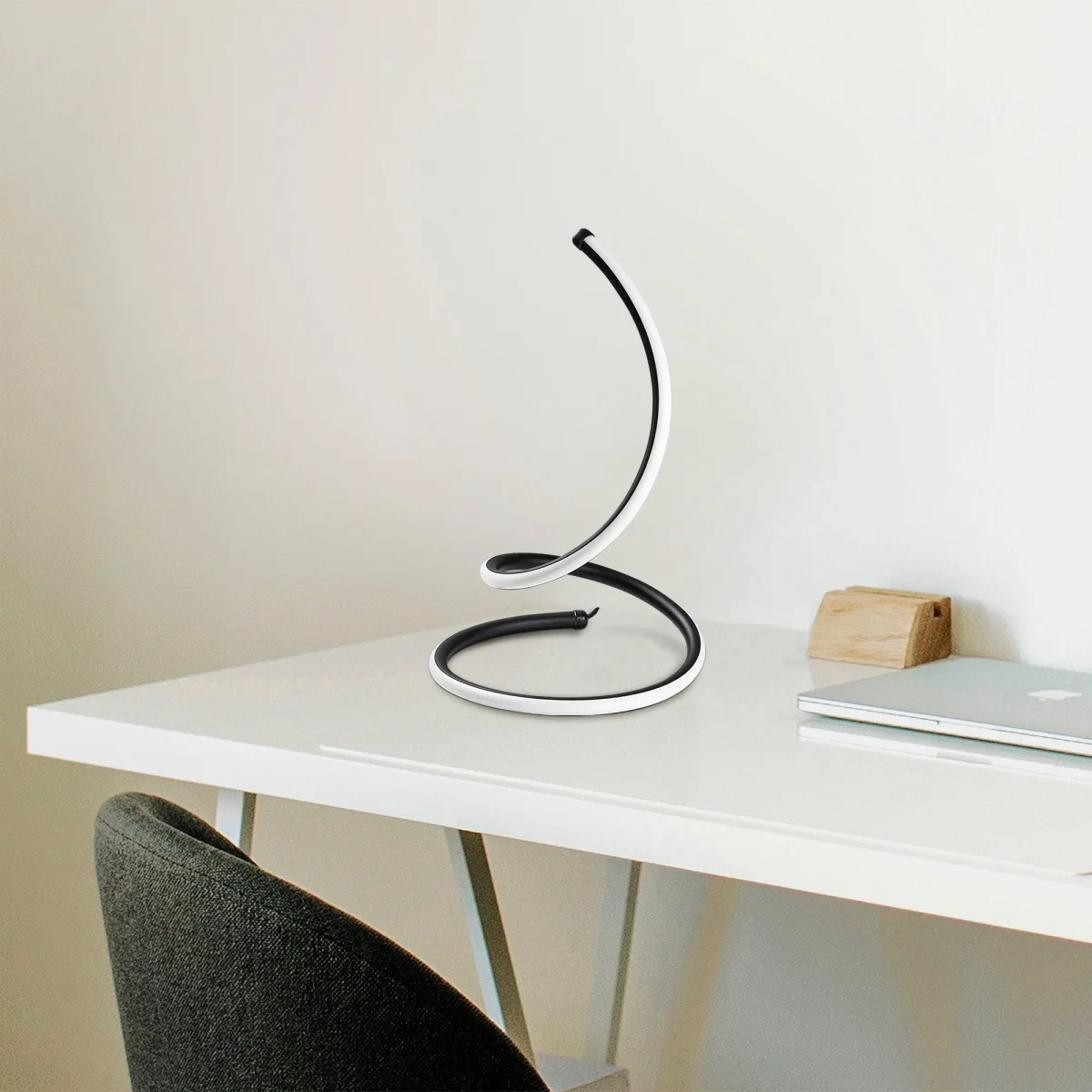 Lampe de table noire en métal Nightstrike – Image 7