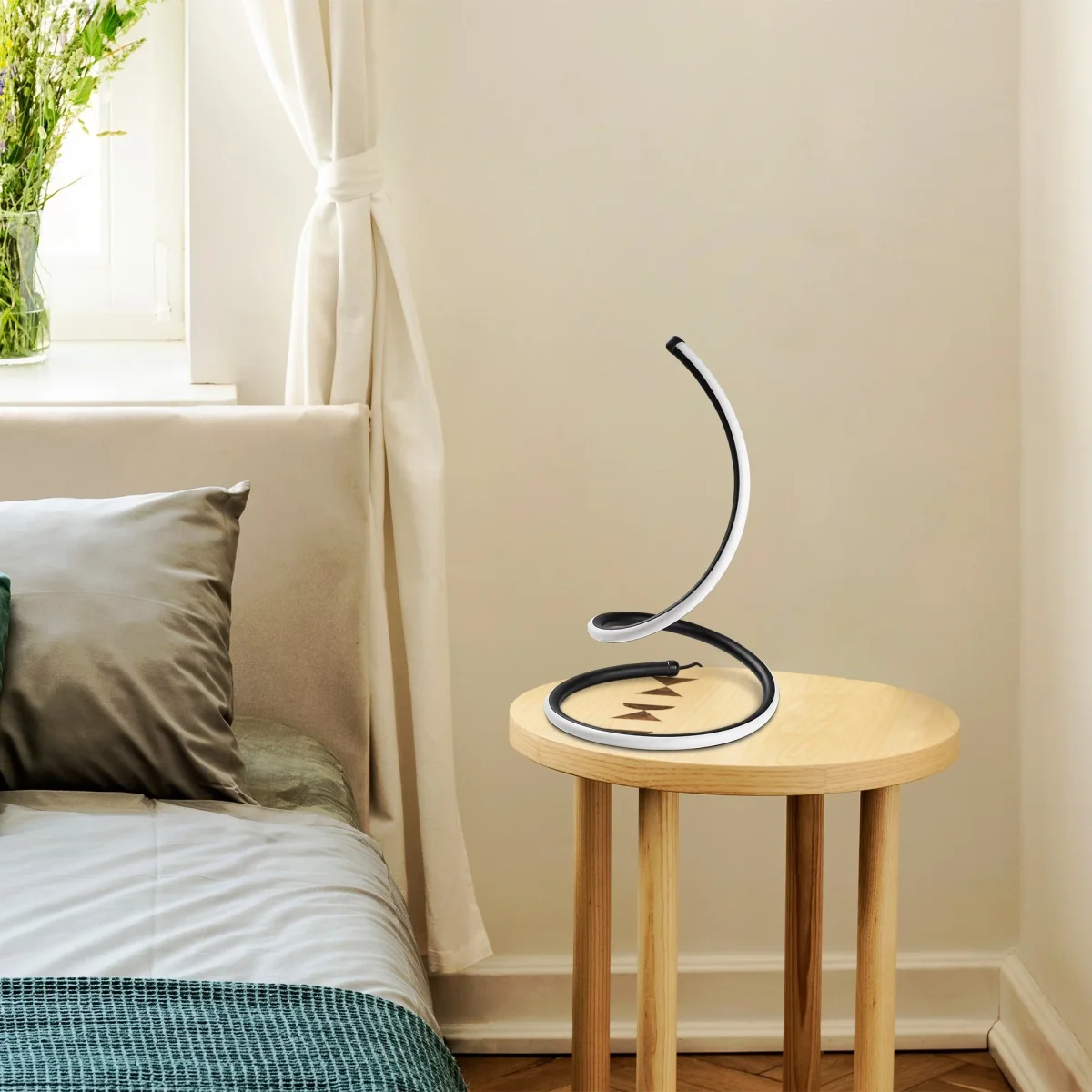 Lampe de table noire en métal Nightstrike – Image 8