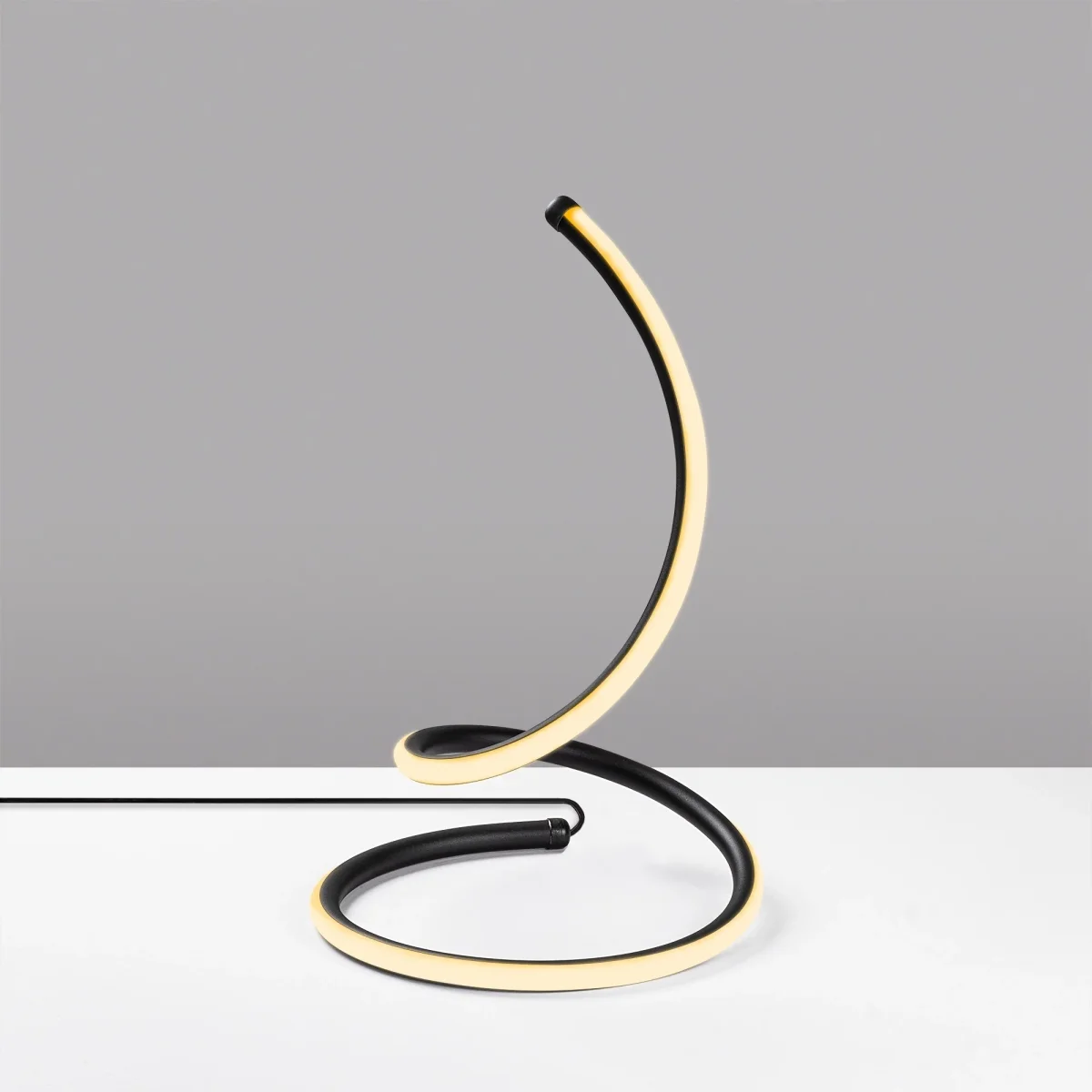 Lampe de table noire en métal Nightstrike – Image 9