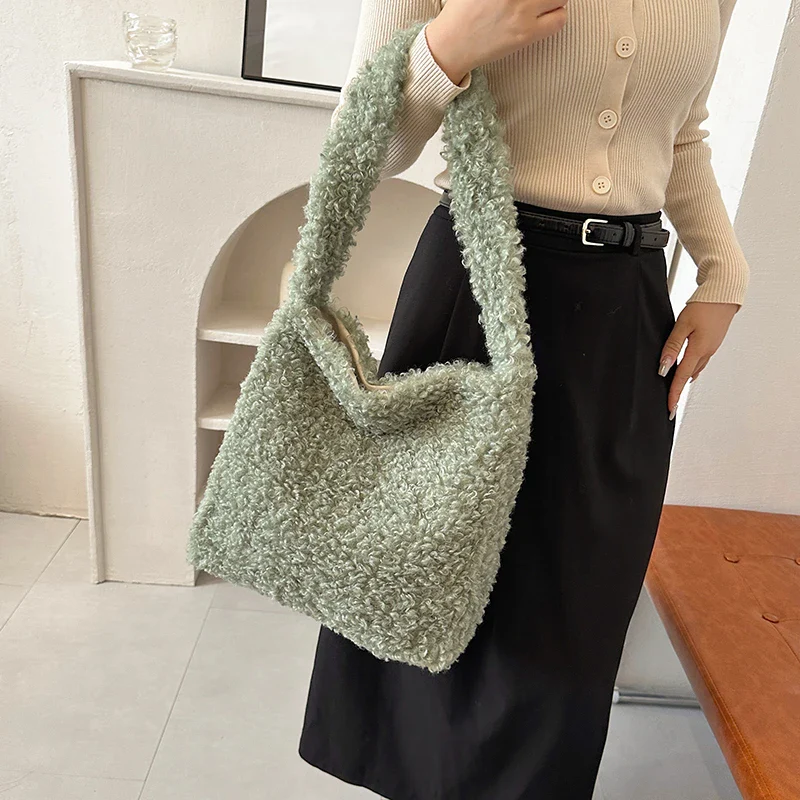 Sac à Main Versatile en Fausse Fourrure – Image 3