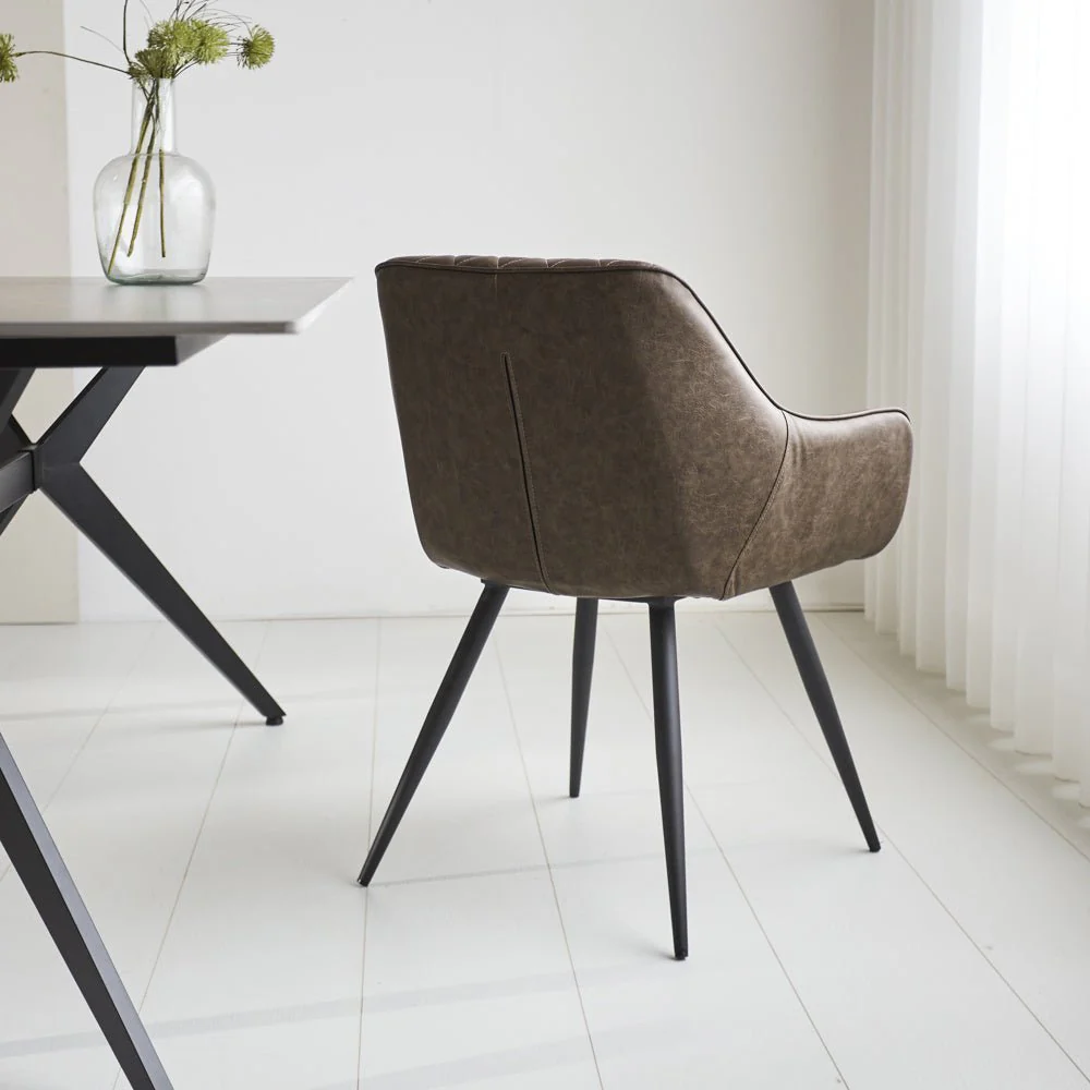 Chaise de salle à manger industrielle Taupe Cara en simili cuir - Motif en losanges - Avec accoudoir – Image 5