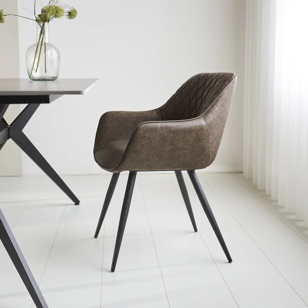 Chaise de salle à manger industrielle Taupe Cara en simili cuir - Motif en losanges - Avec accoudoir – Image 4