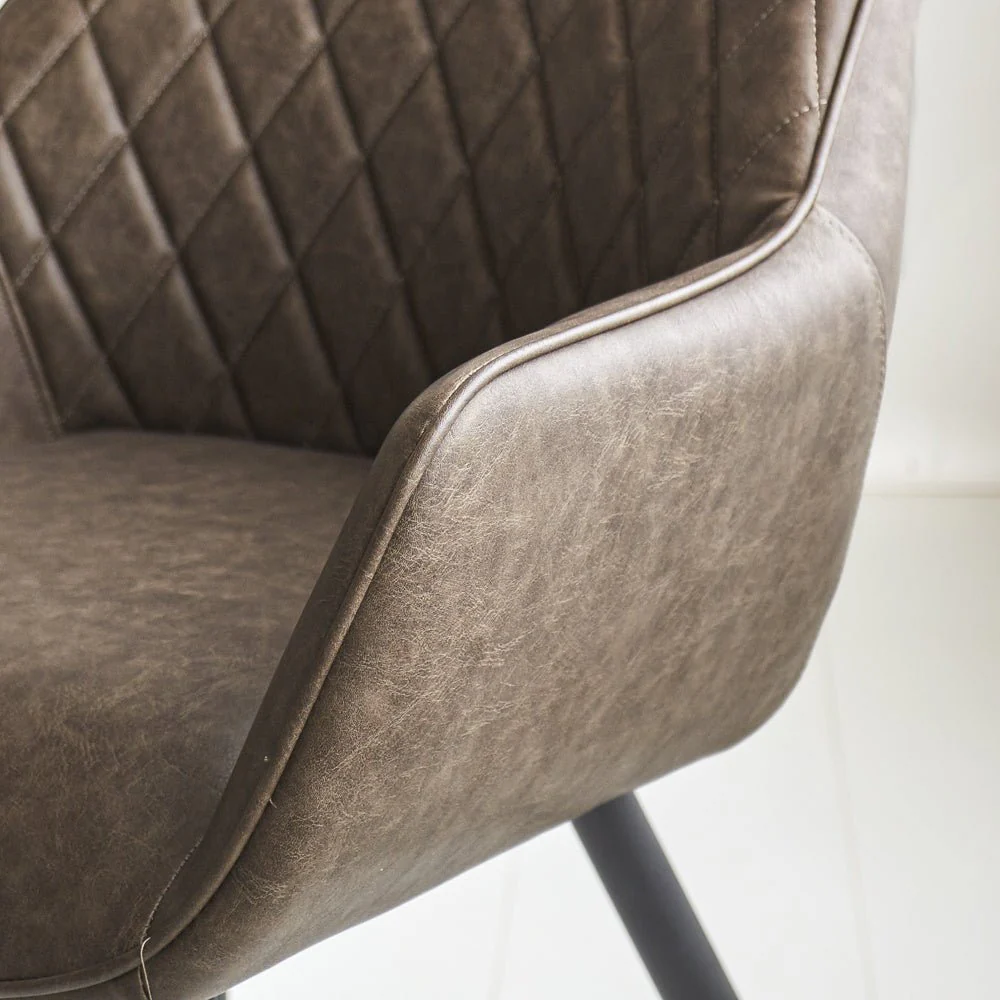 Chaise de salle à manger industrielle Taupe Cara en simili cuir - Motif en losanges - Avec accoudoir – Image 6
