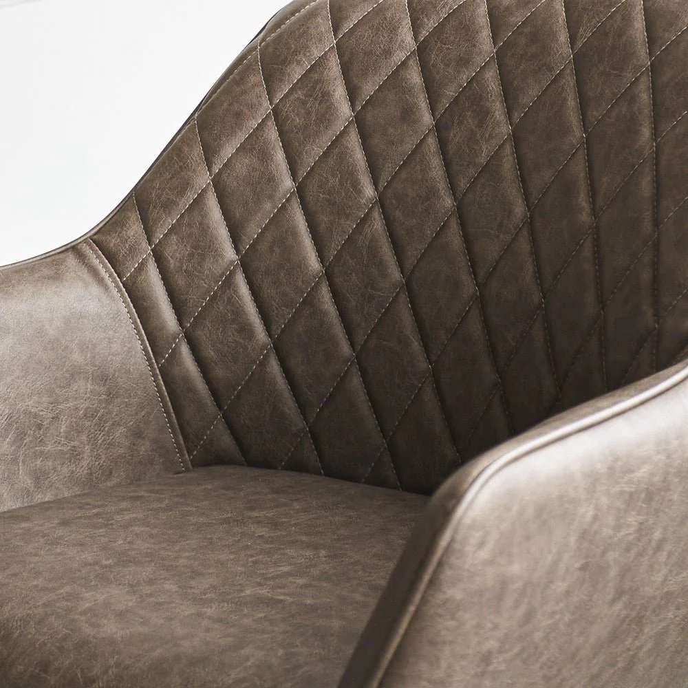 Chaise de salle à manger industrielle Taupe Cara en simili cuir - Motif en losanges - Avec accoudoir – Image 3