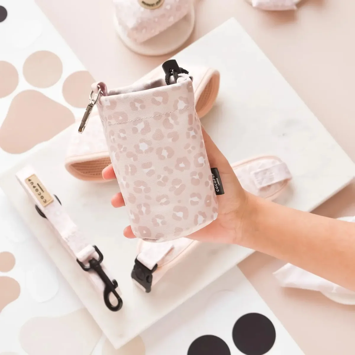 Pochette à friandises pour chien – Nude Chic Leopard, pratique et stylée – Image 3